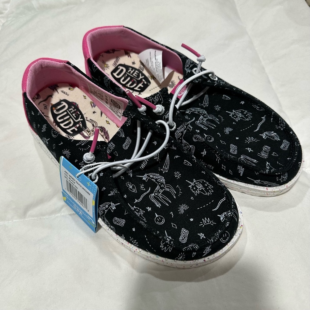 NWT Wendy Youth Unicorn Hey Dudes— YOUTH 2